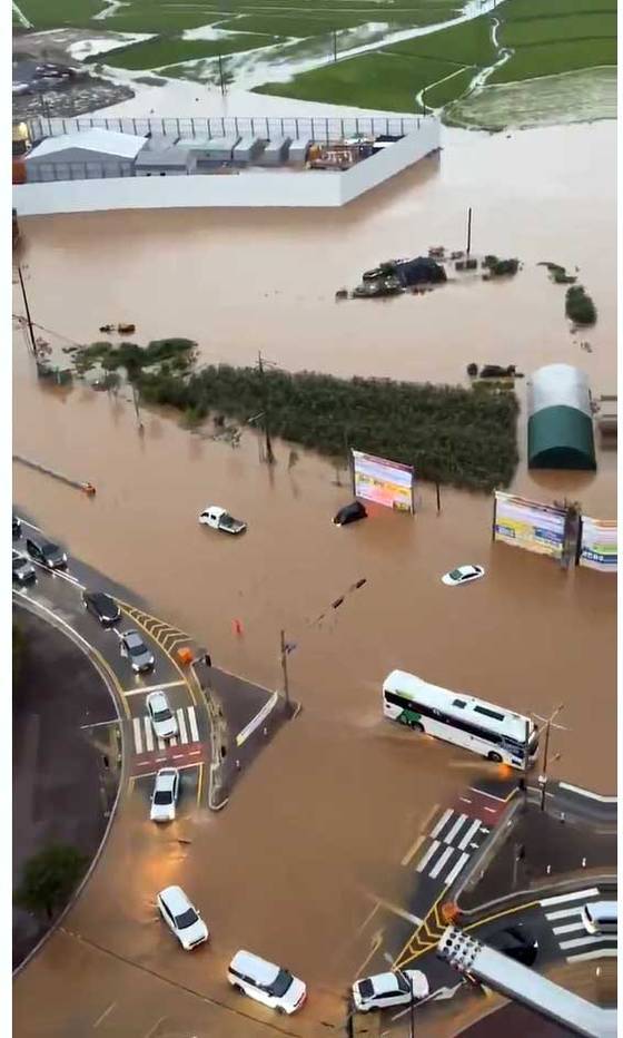 17일 오전 서산시 성연면 성연 삼거리가 물에 잠겨 있다. 밤사이 서산에서는 시간당 114.9mm의 폭우가 쏟아졌다. 연합뉴스