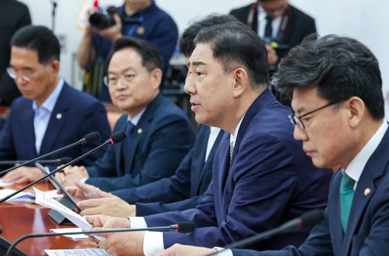 김병기 더불어민주당 대표 직무대행 겸 원내대표가 17일 오전 서울 여의도 국회에서 열린 정책조정회의에 참석해 모두 발언을 하고 있다. 뉴스1