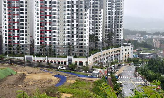 충북 진천군 진천읍 교성리에 건축 중인 풍림아이원 트리니티 아파트는 입주가 1년 9개월째 지연되면서 수분양자들이 고통을 받고 있다. 김성태 객원기자