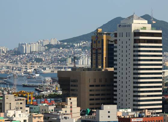 해양수산부는 이전 청사로 부산시 동구에 있는 IM빌딩과 협성타워 두 곳을 임차해 사용하기로 결정했다고 밝혔다. 사진은 해양수산부가 임차하기로 한 IM빌딩(오른쪽 흰색건물)과 협성타워(왼쪽). 두 건물 모두 부산 1호선 부산진역 인근에 있고 북항 재개발지역과 멀지 않다. 사진 연합뉴스