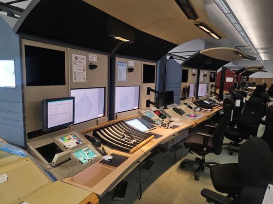 국립민간항공학교(ENAC)의 관제 교육 실습실. 실제 관제사가 관제탑에서 관제하는 것처럼 실습할 수 있다. ENAC은 조종사와 관제사를 양성하는 국립대학이다. 툴루즈=이철재 기자