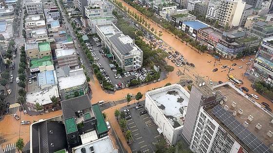 광주·전남 지역에 시간당 최고 86㎜의 호우가 내린 17일 광주 광산구 첨단 사거리 도로 전역이 침수돼 있다. 사진 독자, 뉴스1