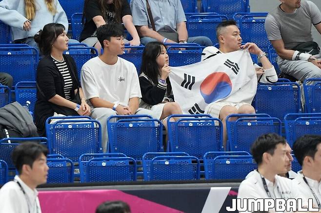 ▲대표팀을 응원 온 현지 교민의 모습