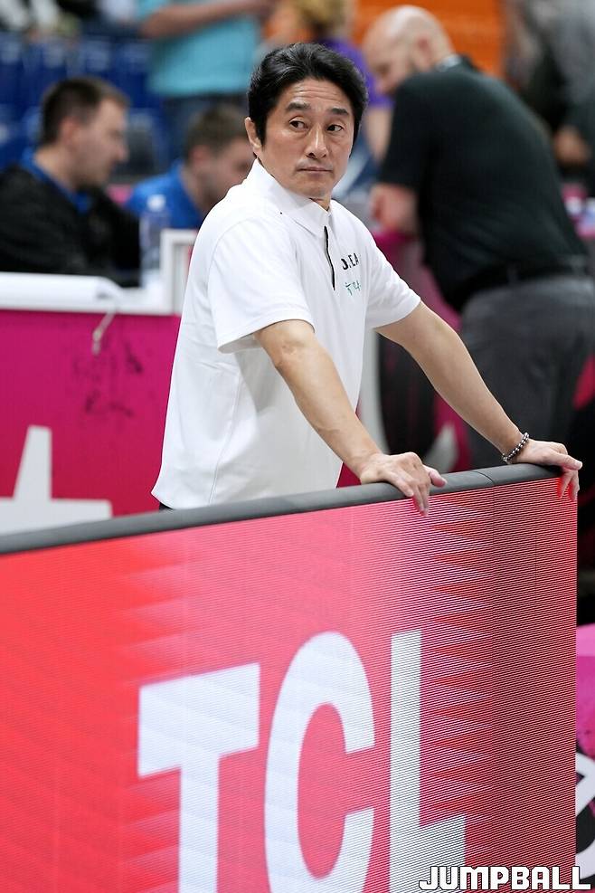 ▲선수들을 지켜보는 대표팀 이상훈(성남구미중) 코치&nbsp;