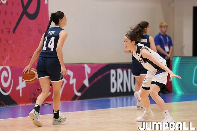 ▲이스라엘 에이스 갈 라비브를 막는 삼성생명 최예슬