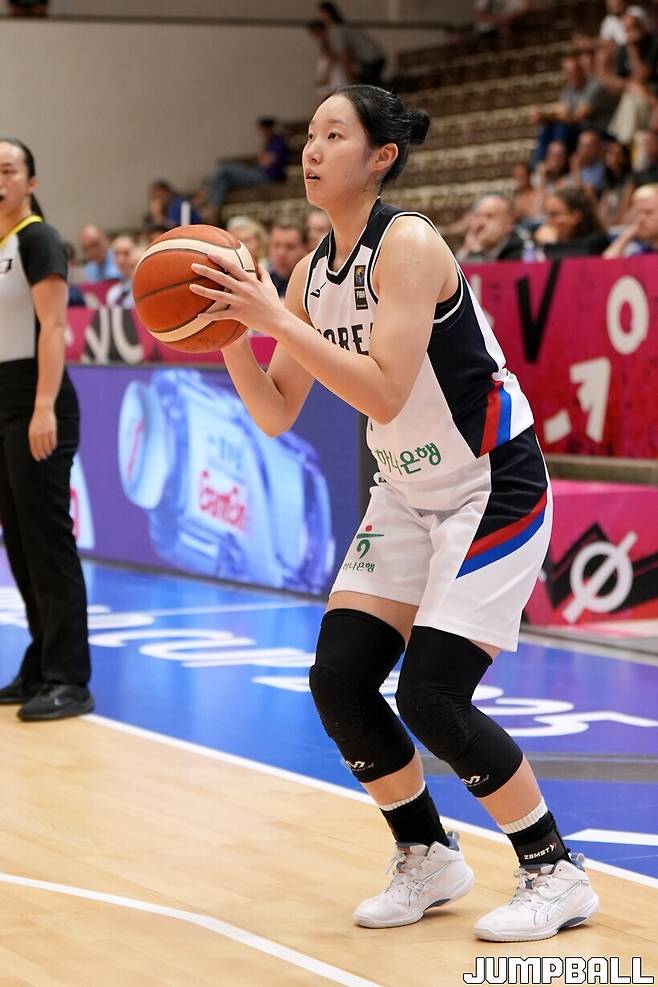 ▲3점슛을 시도하는 우리은행 이민지