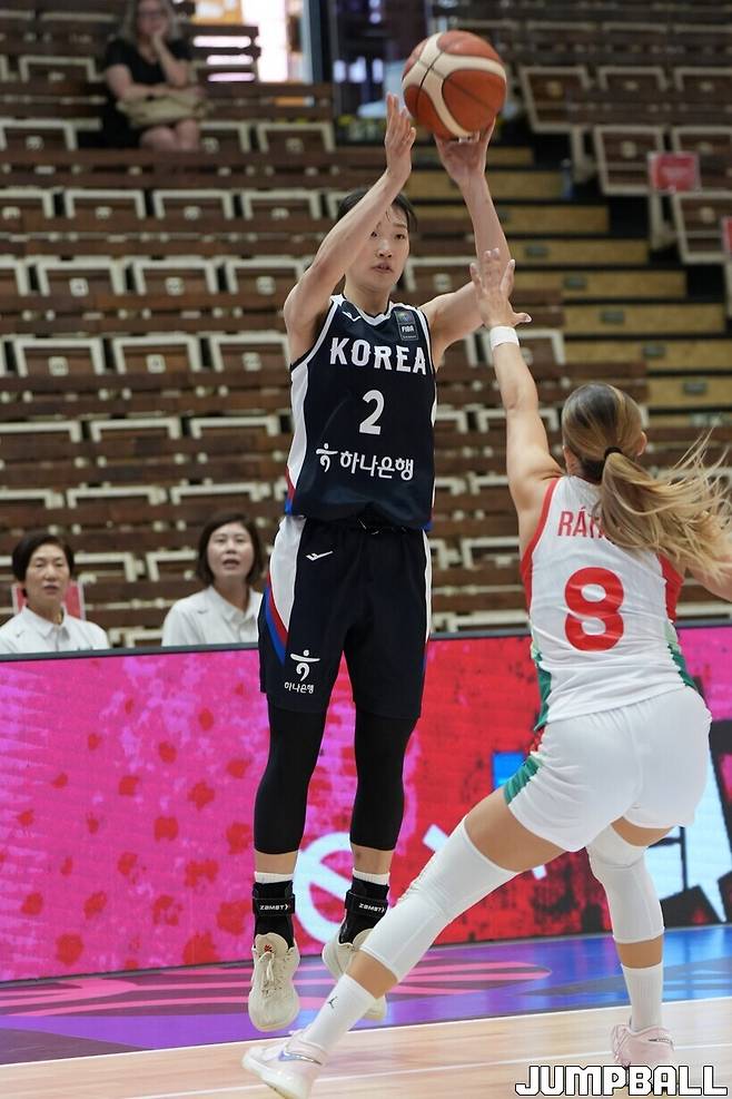 ▲헝가리와 경기에서 3점슛을 시도하는 선일여고 3학년 황윤서