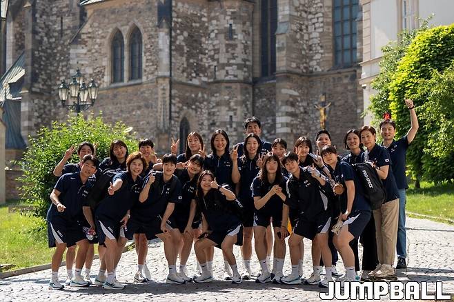 ▲대회 휴식일, 브르노 시내에서 단체사진