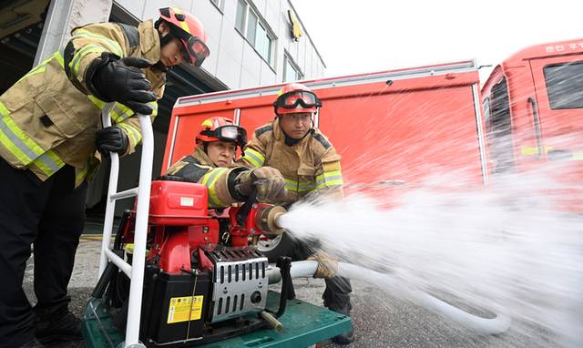 ▲ 강원내륙과 산간지역에 최대 150mm의 폭우가 예보된 가운데 16일 춘천소방서에서 소방대원들이 배수펌프를 점검 하고 있다. 방도겸 기자