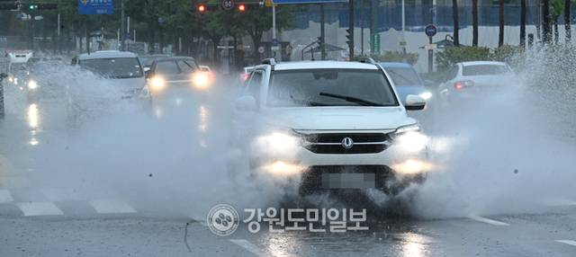 ▲ 이틀동안 강원중남부내륙지역에 최대 150mm이상의 많은 비가 내린 가운데 17일 춘천 효자동에서 차량들이 물보라를 일으키며 달리고 있다. 김정호 기자