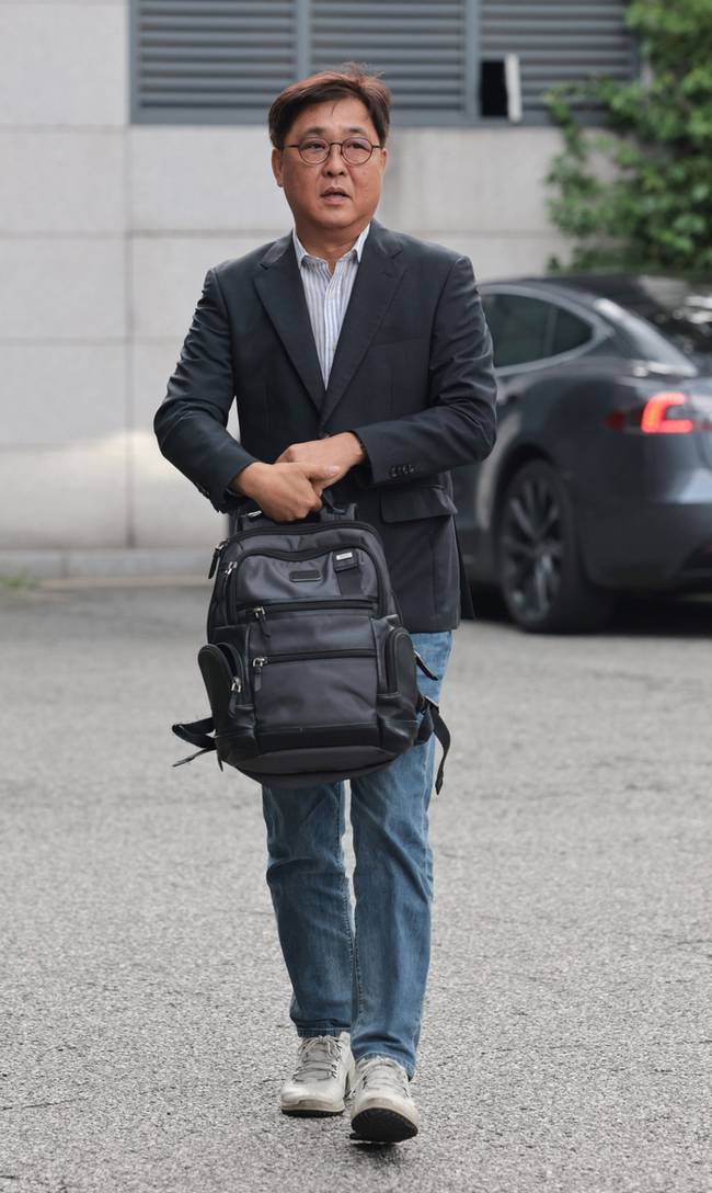 ▲ 최휘영 문화체육관광부 장관 후보자가 14일 서울 종로구에 인사청문회 준비단이 있는 임시 사무실로 첫 출근하고 있다.