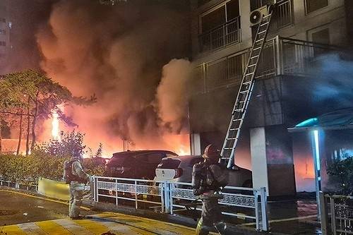 ▲ 경기 광명의 한 아파트 주차장에서 화재가 발생했다 [연합뉴스]&nbsp;