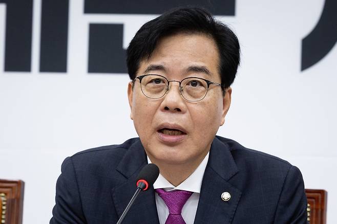 송언석 국민의힘 비상대책위원장 겸 원내대표가 17일 서울 여의도 국회에서 열린 비상대책위원회의에서 모두 발언을 하고 있다./ 사진=뉴스1