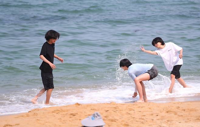 강원도 한 해수욕장에서 관광객들이 물놀이를 하고 있다. 사진=연합뉴스