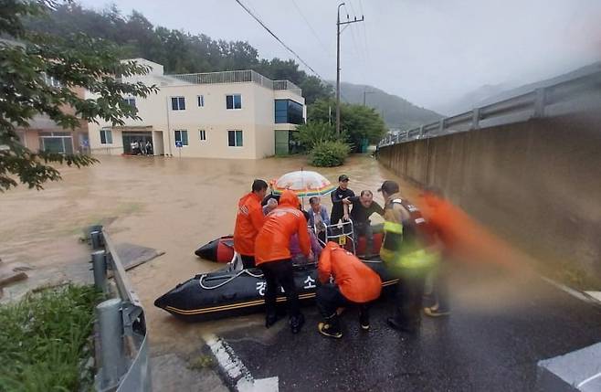 17일 집중호우가 쏟아진 경남 밀양시 무안면 한 노인요양원에서 밀양소방서 구조대원들이 환자와 직원들을 구조하고 있다. /사진=연합뉴스