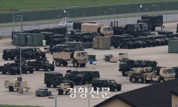 미국 언론이 미 정부가 주한미군 감축을 검토하고 있다고 보도한 지난 5월23일 경기 평택시 주한미군기지 캠프 험프리스에 헬기와 차량 등이 서 있다. 정효진 기자