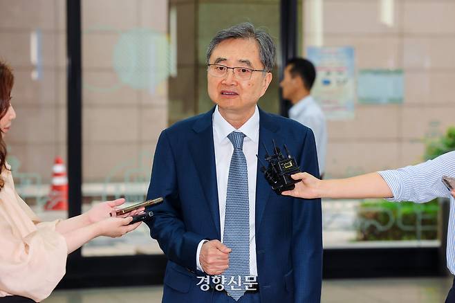 조현 외교부 장관 후보자가 지난 6월 24일 서울 종로구에 마련된 인사청문회 준비 사무실로 출근하고 있다. 이준헌 기자