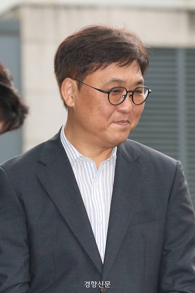 최휘영 문체부 장관 후보자가 지난 14일 서울 종로구 인사청문회 준비 사무실로 출근하며 취재진의 질문을 받고 있다. 정효진 기자