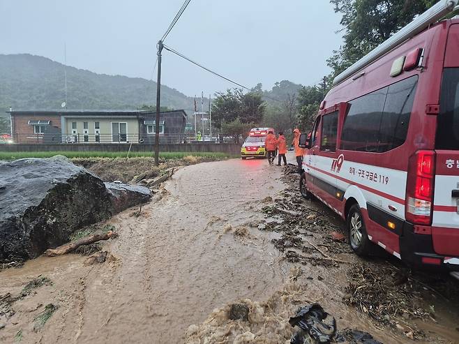 토사 쓸려내려온 공주시 정안면 일대. 충남소방본부 제공