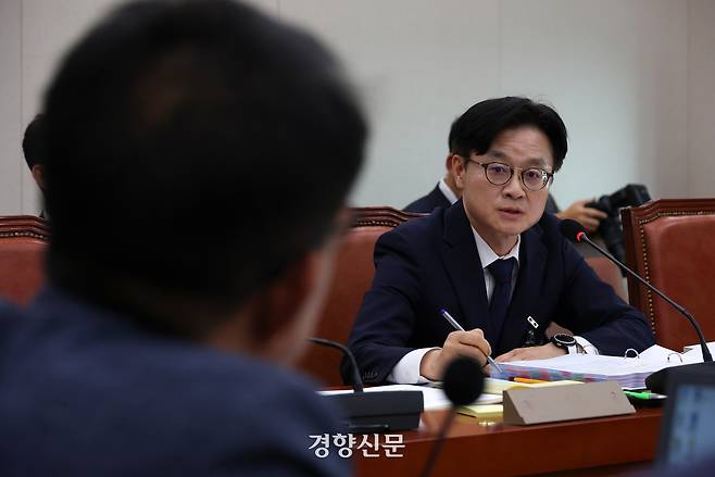 김정관 산업통상자원부 장관 후보자가 17일 국회 산업통상자원중소벤처기업위원회에서 열린 인사청문회에서 의원들의 질의에 답하고 있다. 권도현 기자