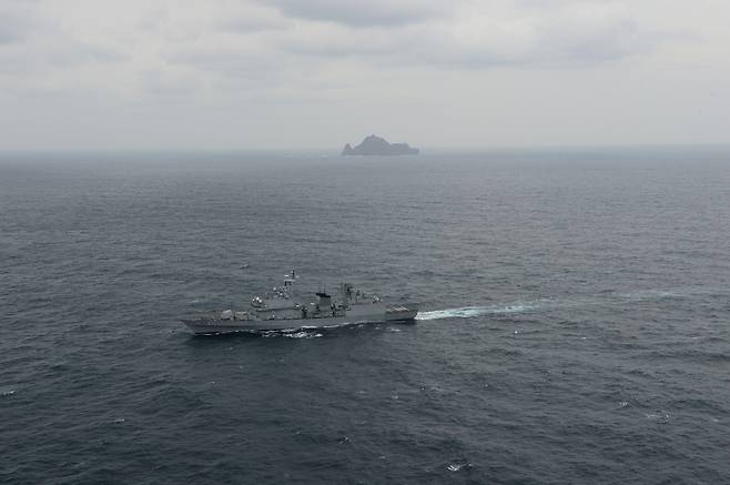 2013년 10월 25일 독도 인근 해상에서 실시한 독도방어훈련(현 명칭 ‘동해영토수호훈련’)에서 해군 구축함인 광개토대왕함(3200t급)이 기동훈련을 하고 있다. 해군 제공