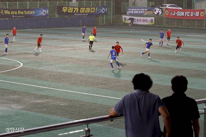 그라운드 못지않게 뜨거운 스카우트 열기 선수 학부모와 스카우트 등 축구계 관계자들이 17일 충북 제천시 제천축구센터에서 열린 제58회 대통령 금배 전국고교축구대회 조별리그 경기 광주시 G스포츠클럽 U18-경기 FC광명시민 U18전을 세찬 비바람 속에서도 지켜보고 있다. 제천 | 문재원 기자 mjw@kyunghyang.com