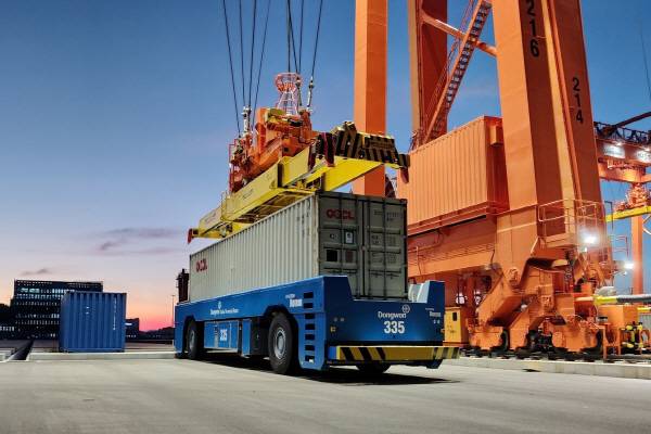 현대로템이 부산항 신항 7부두에 공급한 항만 AGV. 현대로템 제공