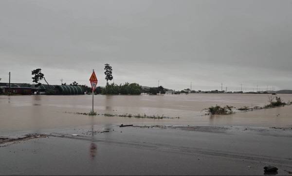 호우경보가 발효된 충남 서산시 석림동 청지천이 범람해 도로와 인근 마을이 물에 잠겨 있다. 연합뉴스