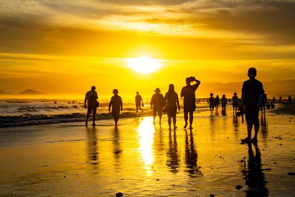 관광객들이 해가 지는 다대포 해변에서 즐거운 시간을 보내고 있다.  사하구 제공