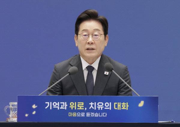이재명 대통령이 16일 청와대 영빈관에서 열린 ‘기억과 위로, 치유의 대화’ 사회적 참사 유가족 간담회에서 발언하고 있다. 대통령실통신사진기자단