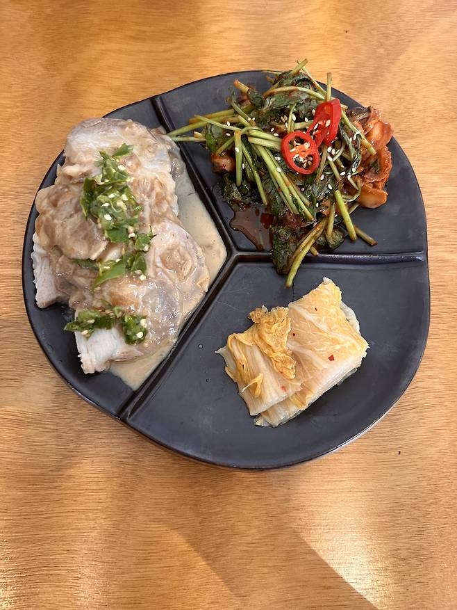Samhap, a trio of fermented skate, boiled pork and aged kimchi, served at Junghee in Seosulla-gil, Jongno-gu, central Seoul (Park Jun-hee/The Korea Herald)