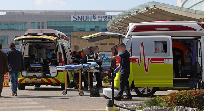 Paramedics and ambulance vehicles are seen in a general hospital in downtown Seoul in November. [YONHAP]