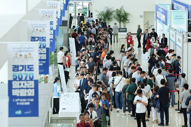 People line up to enter a job fair in Suwon, Gyeonggi, on July 9. [JOONGANG PHOTO]