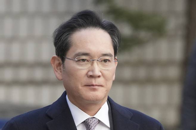 Samsung Electronics Executive Chairman Lee Jae-yong arrives at the Seoul High Court in Seocho District, southern Seoul, on Feb. 3. [AP/YONHAP]