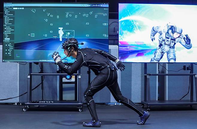 A Naver employee’s movements are captured in real time on the Motion Stage inside Naver 1784, the headquarters for the Korean internet portal giant in Seongnam, Gyeonggi, on July 16. [NAVER]