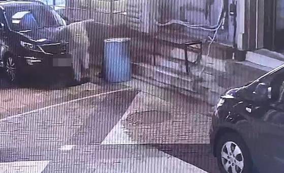 A man in his 20s suspected to have stomped on and set fire to a stray cat is captured in this surveillance camera footage provided by the Korean Animal Welfare Association. [KOREAN ANIMAL WELFARE ASSOCIATION]
