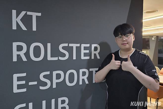 ‘피터’ 정윤수가 14일 서울 영등포구 KT 롤스터 사옥에서 진행된 쿠키뉴스와 인터뷰 후에 포즈를 취하고 있다. 김영건 기자