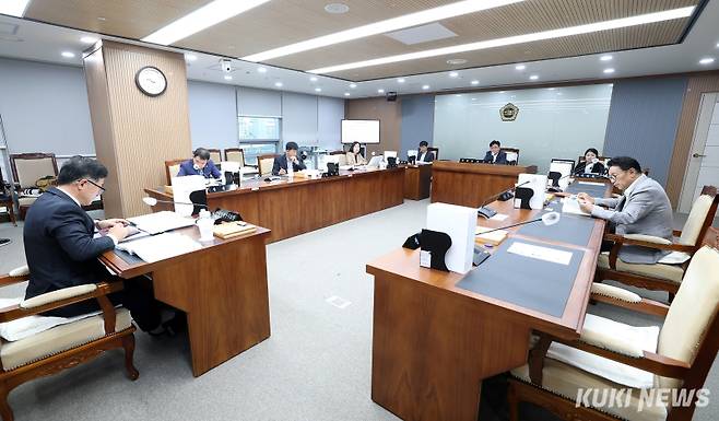 충남도의회 보건복지환경위원회는 17일 제360회 임시회 2차 회의를 열고 환경산림국과 산림자원연구소 소관 주요업무 추진상황을 보고 받았다. &nbsp;