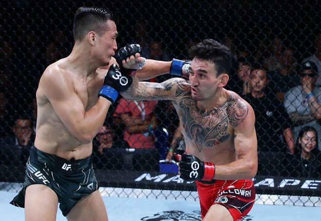 정찬성(왼쪽)과 격돌했던 BMF 챔피언 ‘블레스드’ 맥스 할로웨이(33·미국)가 포이리에의 마지막 댄스 파트너로 자원했다. UFC 제공