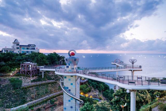 일출 무렵 묵호항 등대 주변에서 바라본 도째비골 스카이밸리 일대. 바다를 보며 짜릿하게 즐길 수 있는 스카이워크와 액티비티 시설 등을 갖추고 있다.
