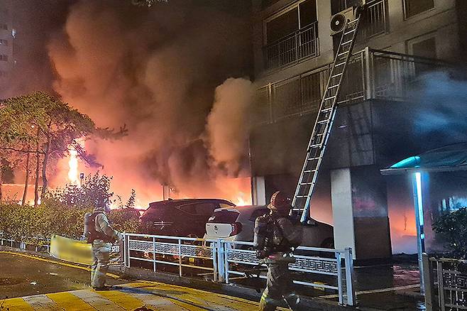 17일 오후 9시 10분쯤 경기도 광명시 소하동의 한 아파트 주차장에서 불이 나 소방대원들이 진화 작업을 하고 있다. 2025.7.17 연합뉴스