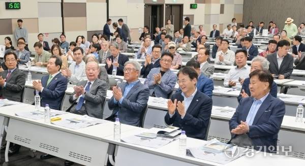 17일 오후 고양특례시 킨텍스 2전시관에서 열린 도서 'DMZ 평화와인'의 저자 김덕배 전 국회의원의 출판기념회에서 김원기 전 국회의장,문희상 전 국회의장, 정세균 전 총리, 이동환 고양특례시장, 저자 김덕배, 신항철 경기일보 대표이사 회장 등 참석자들이 등 참석자들이. 윤원규기자