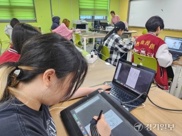 만화창작과 수업. 박화선기자