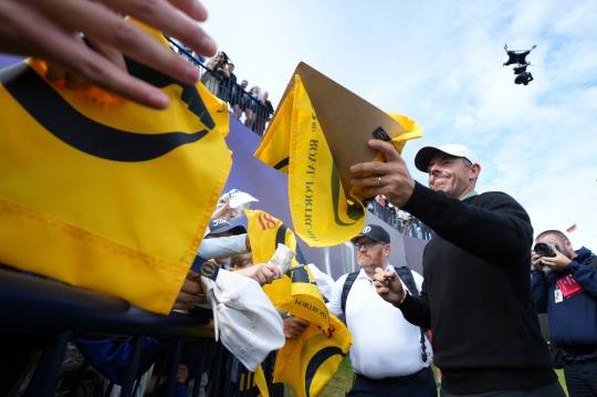 팬들에게 사인해주는 매킬로이. 사진[AP=연합뉴스]