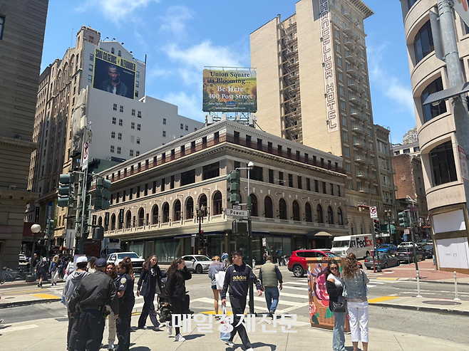 샌프란시스코 포스트 스트리트 400번지 상가 건물 옥상에 “유니언 스퀘어가 꽃피고 있다(Union Square is blooming)”라는 문구가 쓰여있다. [사진=원호섭 기자]
