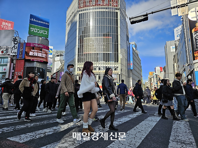 도쿄를 찾은 외국인 관광객들이 시부야의 유명 관광명소인 스크램블 스퀘어를 지나가고 있다. [도쿄 이승훈 특파원]