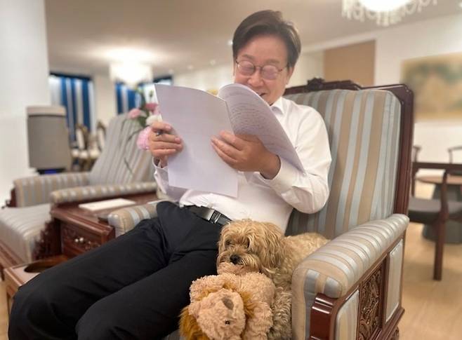 이재명 대통령이 서울 용산구 한남동 관저에서 반려견 ‘바비’와 시간을 보내고 있다. [사진 = 이재명 인스타그램 갈무리]