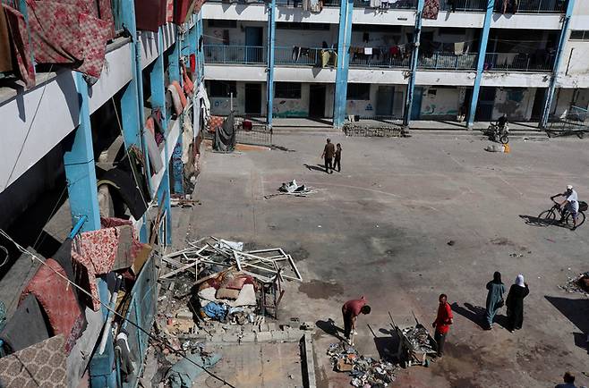 17일(현지시간) 가자지구 피란민들이 지내는 한 학교 건물이 폭격을 맞은 모습. [사진 로이터  연합뉴스]