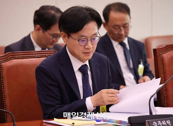 김정관 산업통상자원부 장관 후보자가 17일 오전 서울 여의도 국회 산업통상자원위원회 전체회의장에서 열린 인사청문회에서 의원 질의에 답하고 있다. [한주형기자]