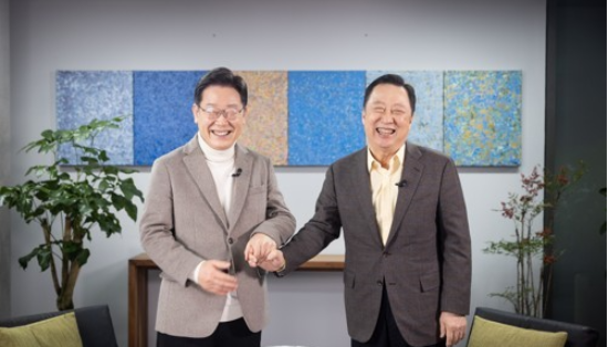 20대 대선 정국이었던 2022년 박용만 전 두산 회장과 악수하는 이재명 대통령(당시 20대 대선 후보) (사진=연합뉴스)